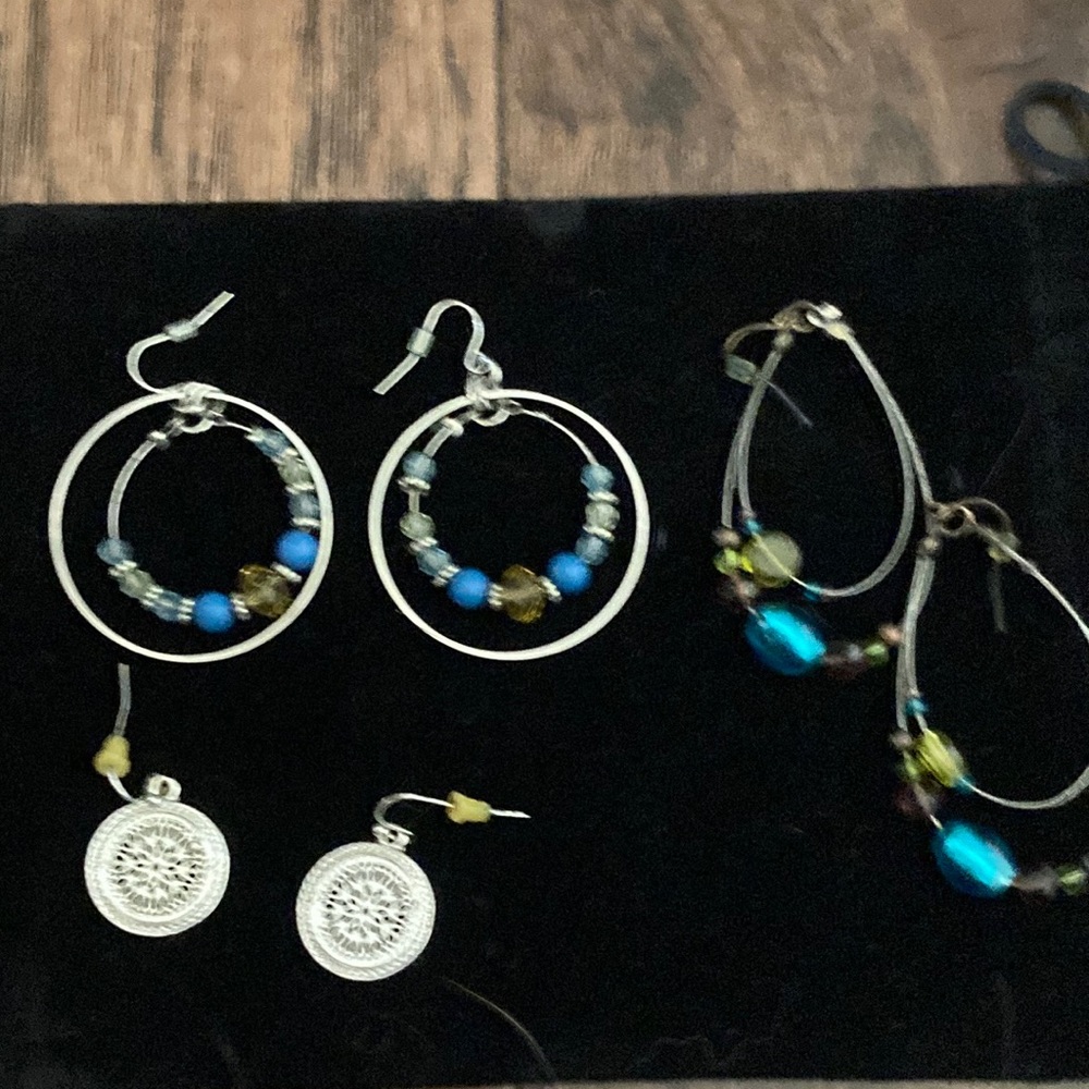 Bundle of 3 earrings
